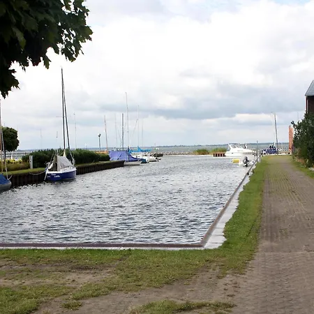 Mit Strandkorb Und Terrasse In *